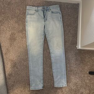 White Wash American Eagle Skinny Jeans
Size 33x32